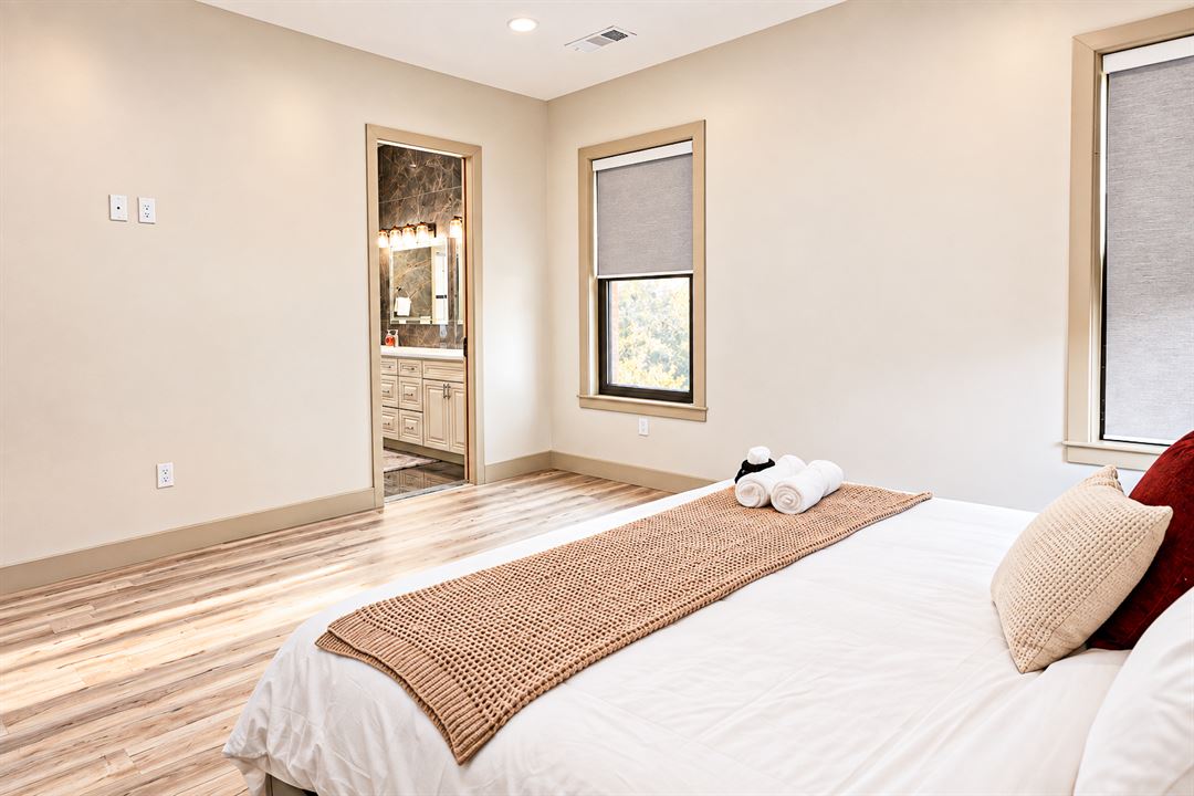 King bedroom with en suite, The Main Villa