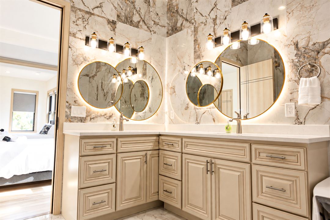The double vanity, The Main Villa