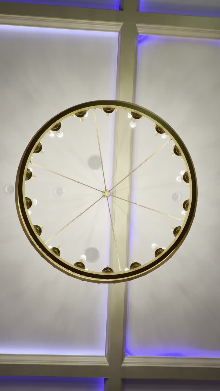 The gold oculus